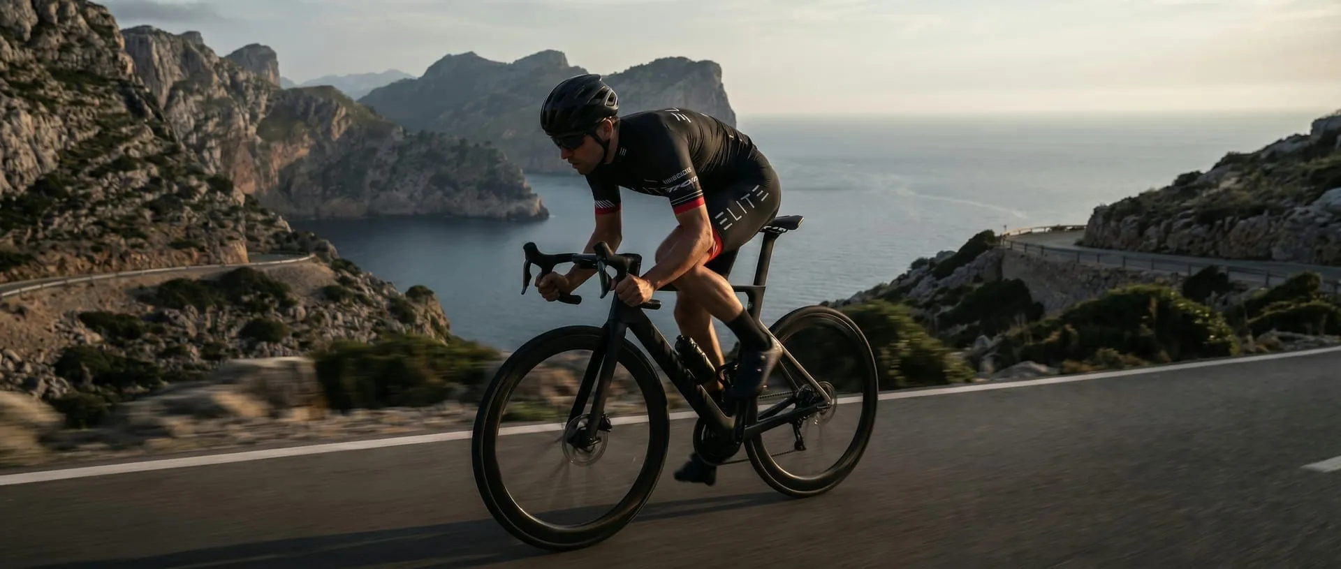 Rennradfahrer im Elite-Trikot auf der Küstenstraße am Cap Formentor, Mallorca