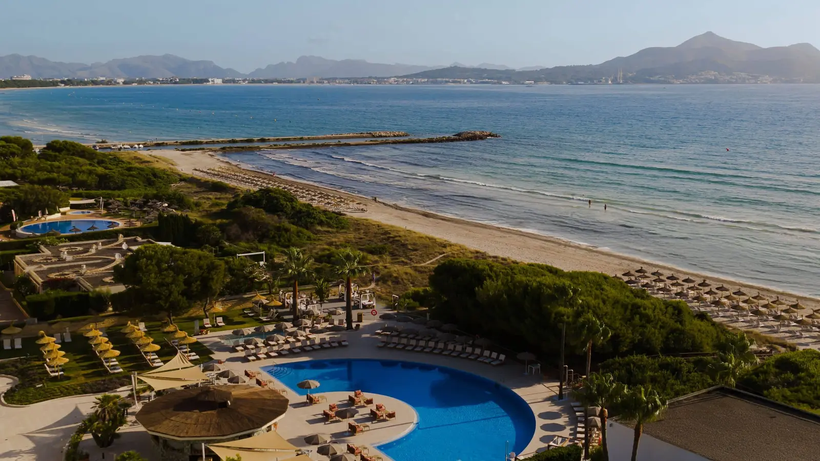 Radsport-Hotels an der Bucht von Alcúdia – Blick über Pool, Strand und Berge, Mallorca