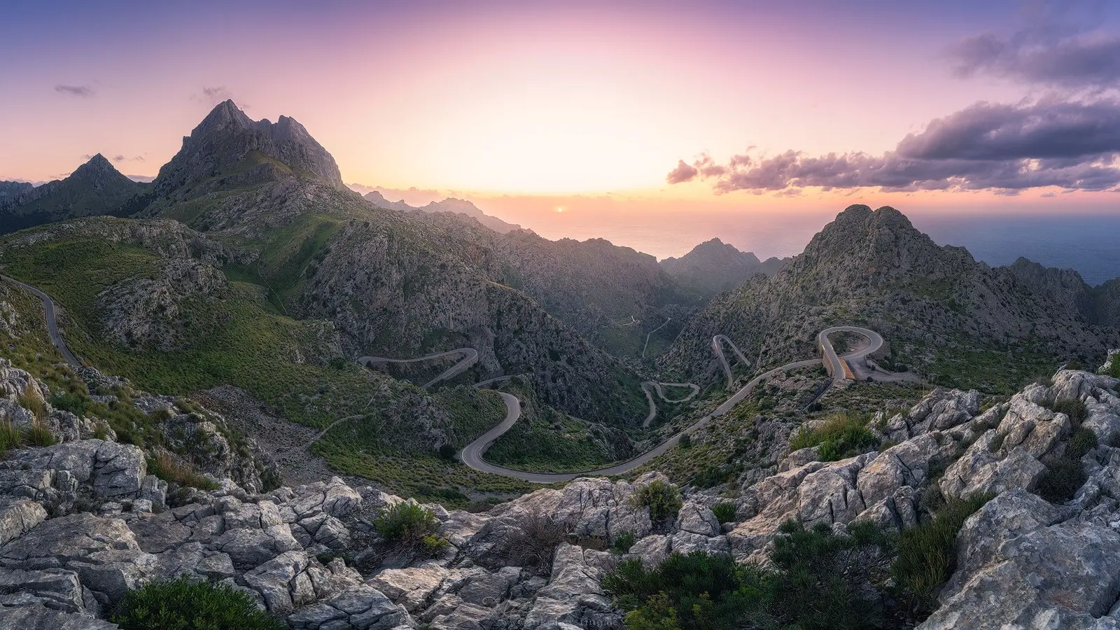 Rennradfahrer auf den Serpentinen von Sa Calobra in der Serra de Tramuntana, Mallorca